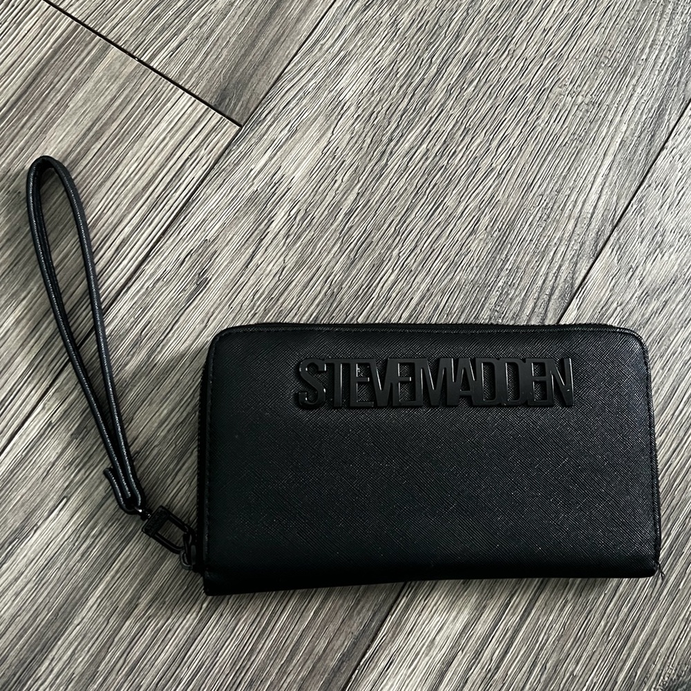 Steve Madden wristlet